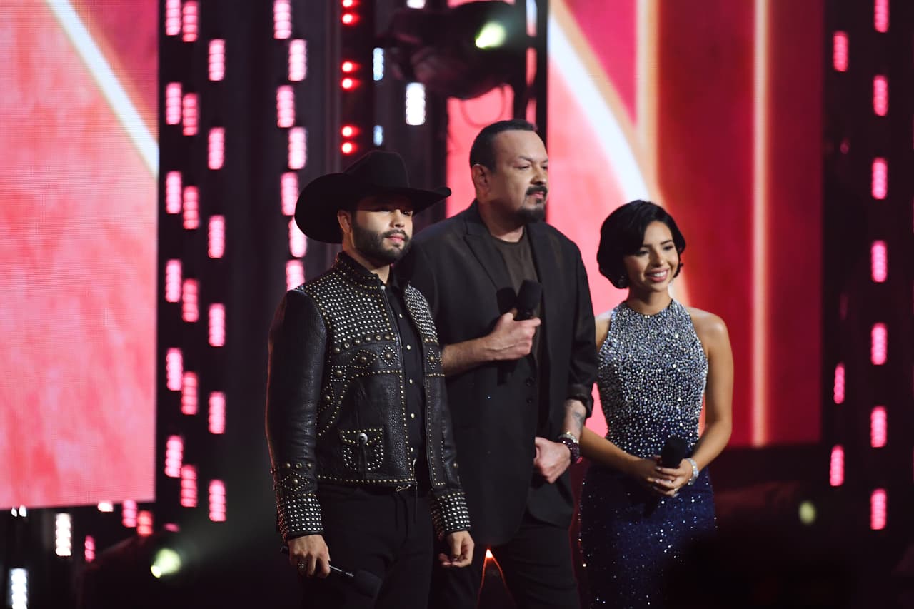 La dinastía Aguilar subió al escenario para presentar la categoría Mejor Álbum Vocal Pop, que ganó Kany García, y para dar paso al musical de Juan Luis Guerra, de quien Ángela confesó ser fan.
<br>