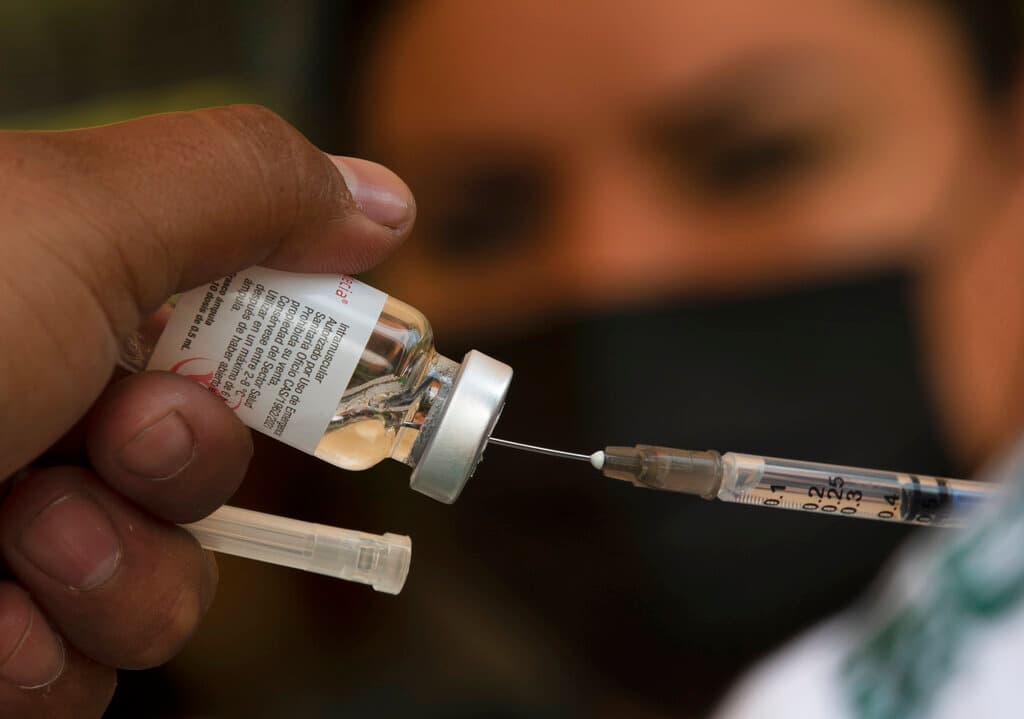 México ha presentado información opaca e incompleta de vacuna CanSino, señalan expertos