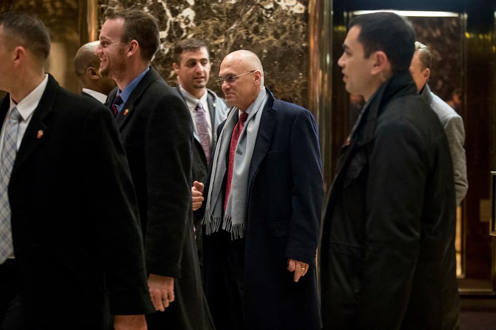 Andrew Puzder sale de la Torre Trump en Nueva York tras reunirse con el presidente electo el 7 de diciembre.