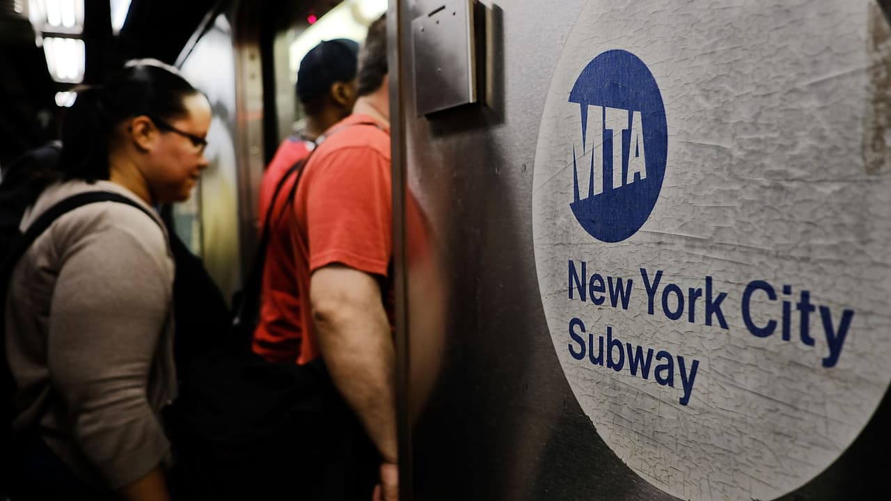 Nueva York inicia cuenta regresiva de un año para el cierre de importante línea del subterráneo