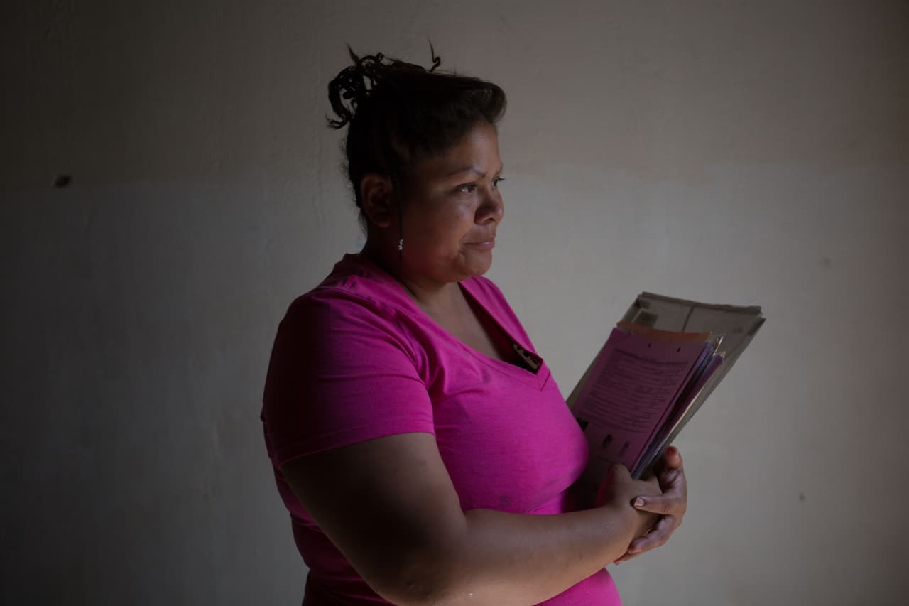 Diana Vidal huyó de El Salvador luego de que las pandillas y la policía comenzaran a acosar a sus hijos. Los golpeaban y obligaban a obedecer órdenes. Ella puso la denuncia en la Fiscalía y la situación empeoró. Un marero llegó una noche a la casa y les dio media hora para tomar lo que necesitaran y marcharse. Si no, los matarían a todos.