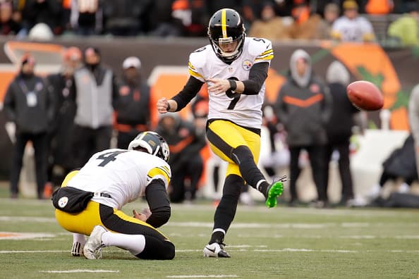 CINCINNATI, OH - DECEMBER 18: Jordan Berry #4 of the Pittsburgh Steelers holds as Chris Boswell #9 of the Pittsburgh Steelers kicks a field goal during the third quarter of the game against the Cincinnati Bengals at Paul Brown Stadium on December 18, 2016 in Cincinnati, Ohio. (Photo by Andy Lyons/Getty Images)