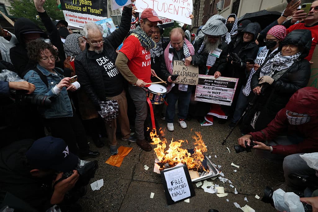 A las afueras de la graduación, al cruzar la calle, manifestantes se mantuvieron exigiendo la liberación de Palestina y del estudiante Mahmoud Khalil. Graduados de la Universidad de Columbia y de Barnard College prendieron fuego a los diplomas que acababan de recibir.