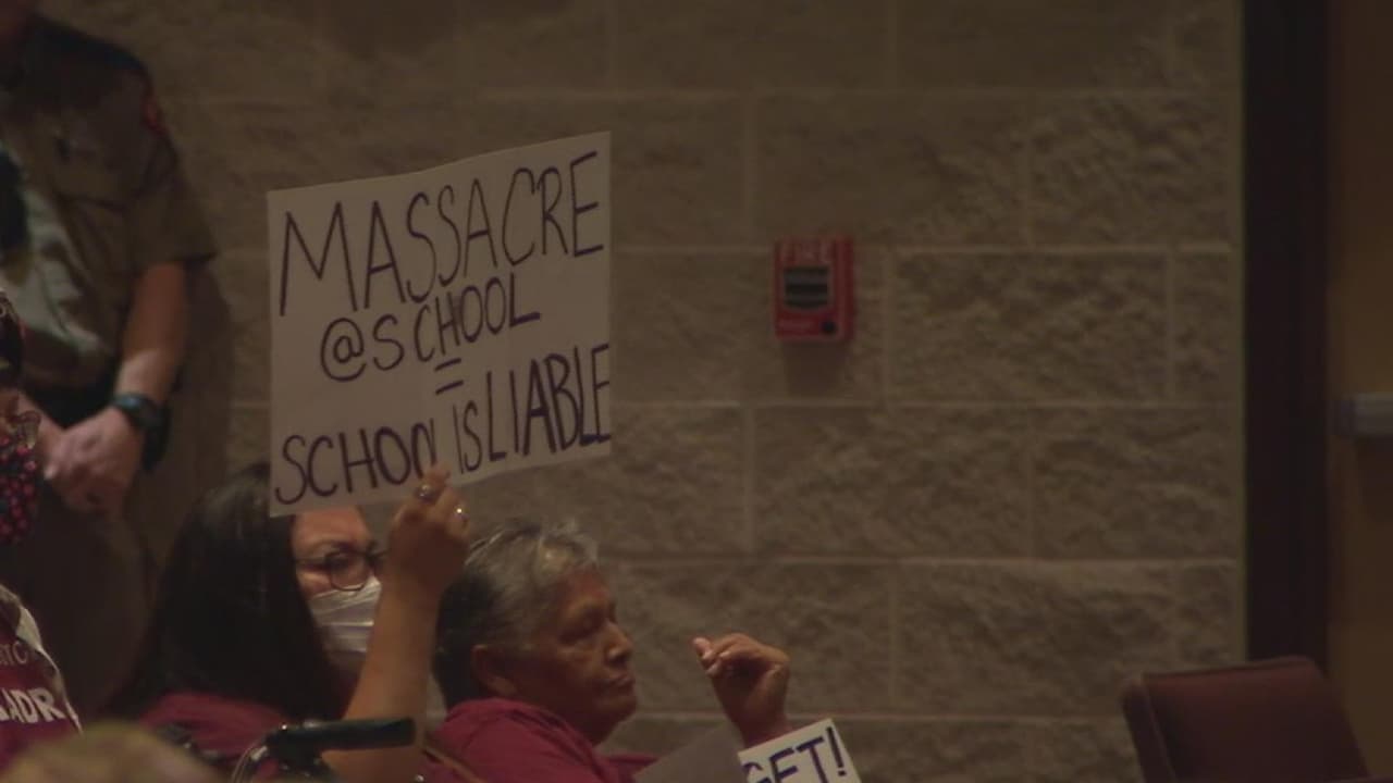 Comunidad de Uvalde quiere que señalen responsables por la respuesta a la masacre en la escuela Robb