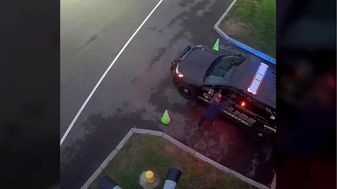 Una mujer intenta apuñalar a un policía y robarse una patrulla: Terminó detenida tras una persecución