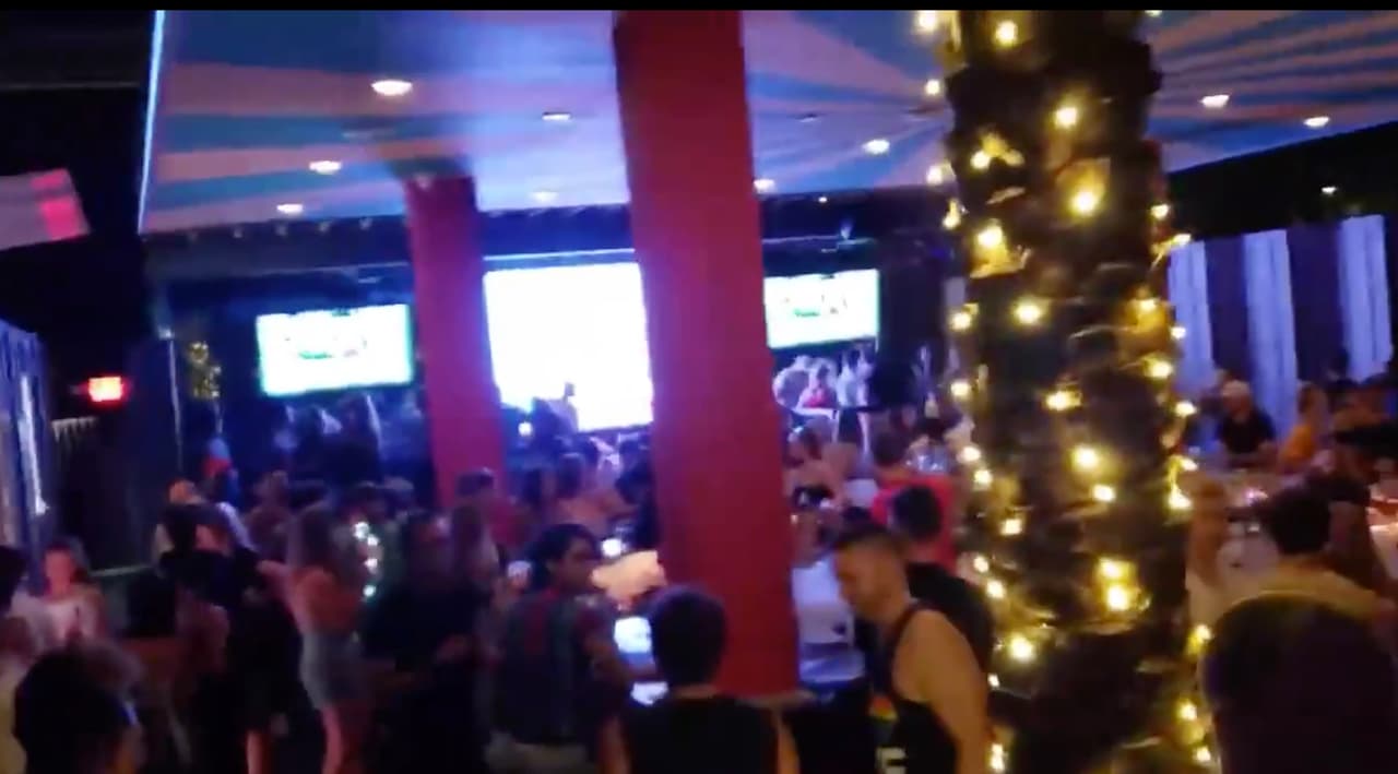 Le suspenden las licencias a 3 bares de Austin por no seguir normas de distanciamientos social