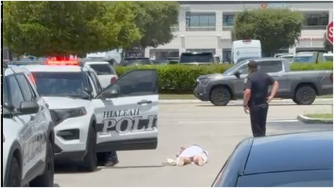 Pasaron varios minutos hasta que la mujer pudo ser transportada en la patrulla de la Policía de Hialeah.