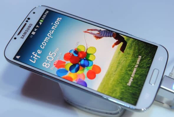 Con una pantalla 4.99 pulgadas, un procesador Exynos 5 Octa, 2 GB de memoria RAM y una cámara doble HD de 13 megapíxeles delantera y 2 megapixeles, Samsung dijo que el Galaxy S4 estará listo en Estados Unidos a finales de abril.