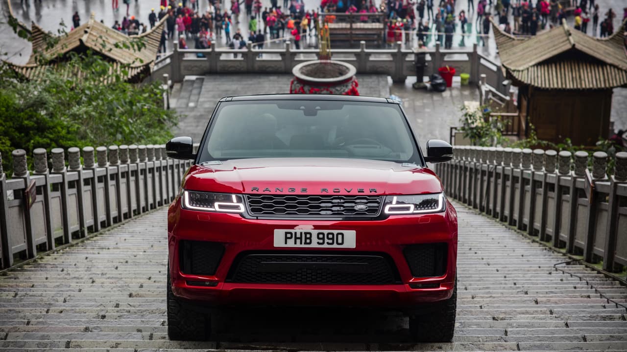 Cuando se trata de reafirmar sus credenciales como uno de los grandes fabricantes de camionetas todoterreno en el mundo, Land Rover no se anda por las ramas.