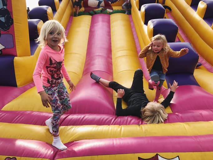 Peligros de los toboganes inflables: no siempre resultan en una celebración feliz