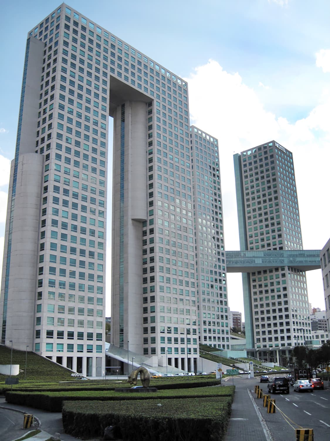 <b>Torre Arcos Bosques 1</b>. Conocido como ‘El Pantalón’, culminado en 1996, fue el edificio más alto de la ciudad hasta el año 2007. Fue un diseño de Teodoro González de León con los arquitectos Francisco Serrano y Carlos Tejeda. Está Ubicado en Colonia Bosques de las Lomas.