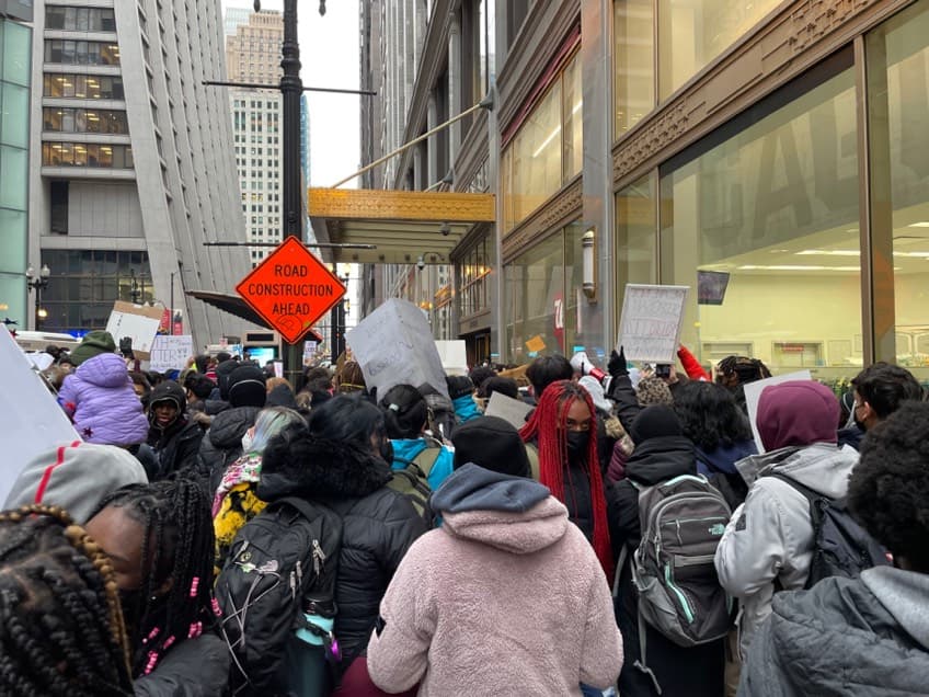 La manifestación fue convocada por un grupo denominado Chi-RADS (Chicago Public Schools Radical Youth Alliance).