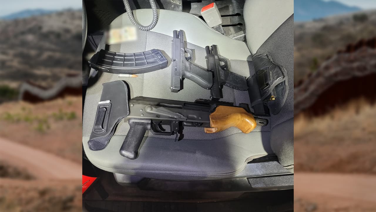 Al registrar la unidad encontraron encontraron aun migrante oculto en la cajuela, así como 3 armas de fuego cargadas, cocaína y parafernalia de drogas. Dos personas fueron detenidas y enfrentan cargos criminales.