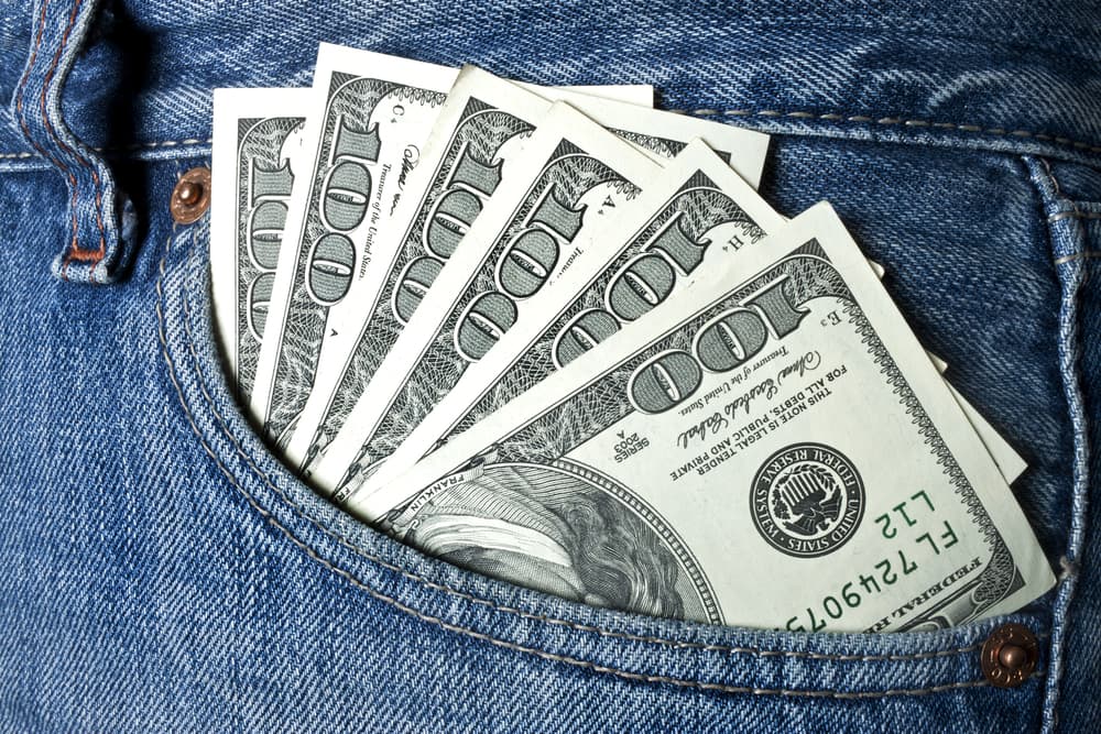 <b>Recomendación:</b> antes de gastar tu dinero en compañía de quienes no lo saben valorar y lo dilapidan, extiende mejor esa invitación a quien sabrá apreciarlo, no porque estés esperando retribución sino porque harás feliz a una persona sincera, y en la medida que hagas felices a los demás, lo serás tú.
<br>