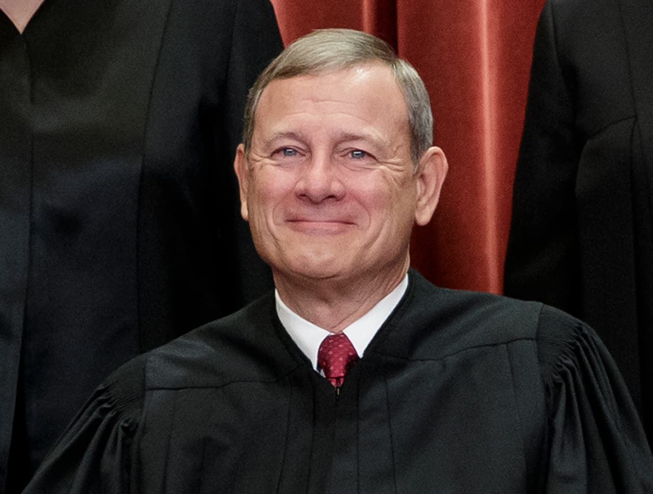 <b>La Corte Suprema, el juez.</b> Si el ‘impeachment’ sigue su curso, John Roberts
<b>, </b>el juez principal de la Corte Suprema, supervisará el proceso, tal como lo hace el juez en un juicio convencional. Roberts es considerado de tendencia conservadora y es parte del máximo tribunal de EEUU desde 2005, cuando fue nombrado por George W Bush.