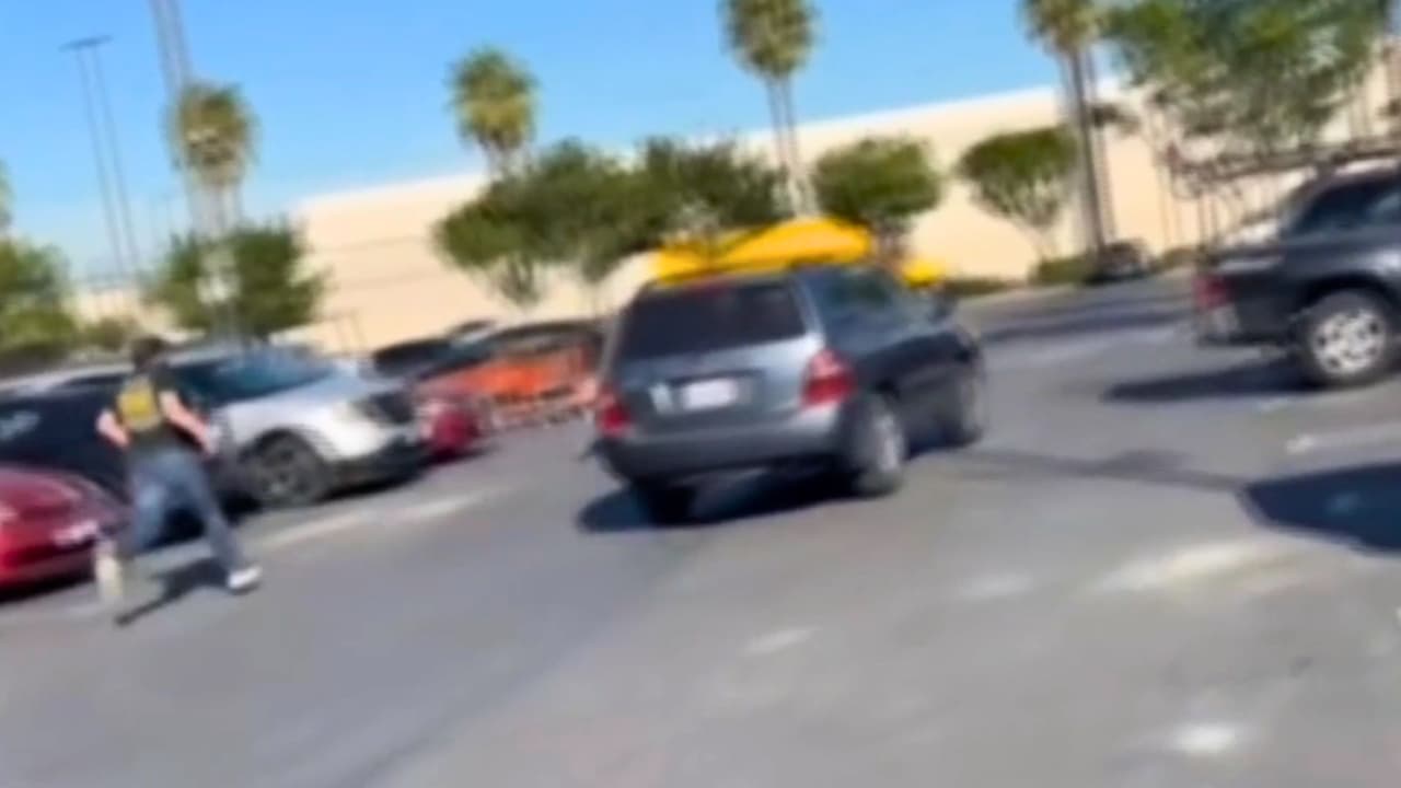 Hombre es atropellado mientras huía de agentes federales cerca de un Home Depot