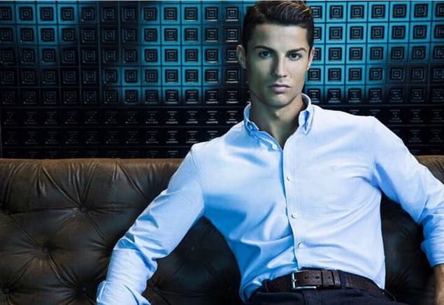 Cristiano no sólo domina muy bien la pelota, también tiene el instinto paternal a flor de piel.