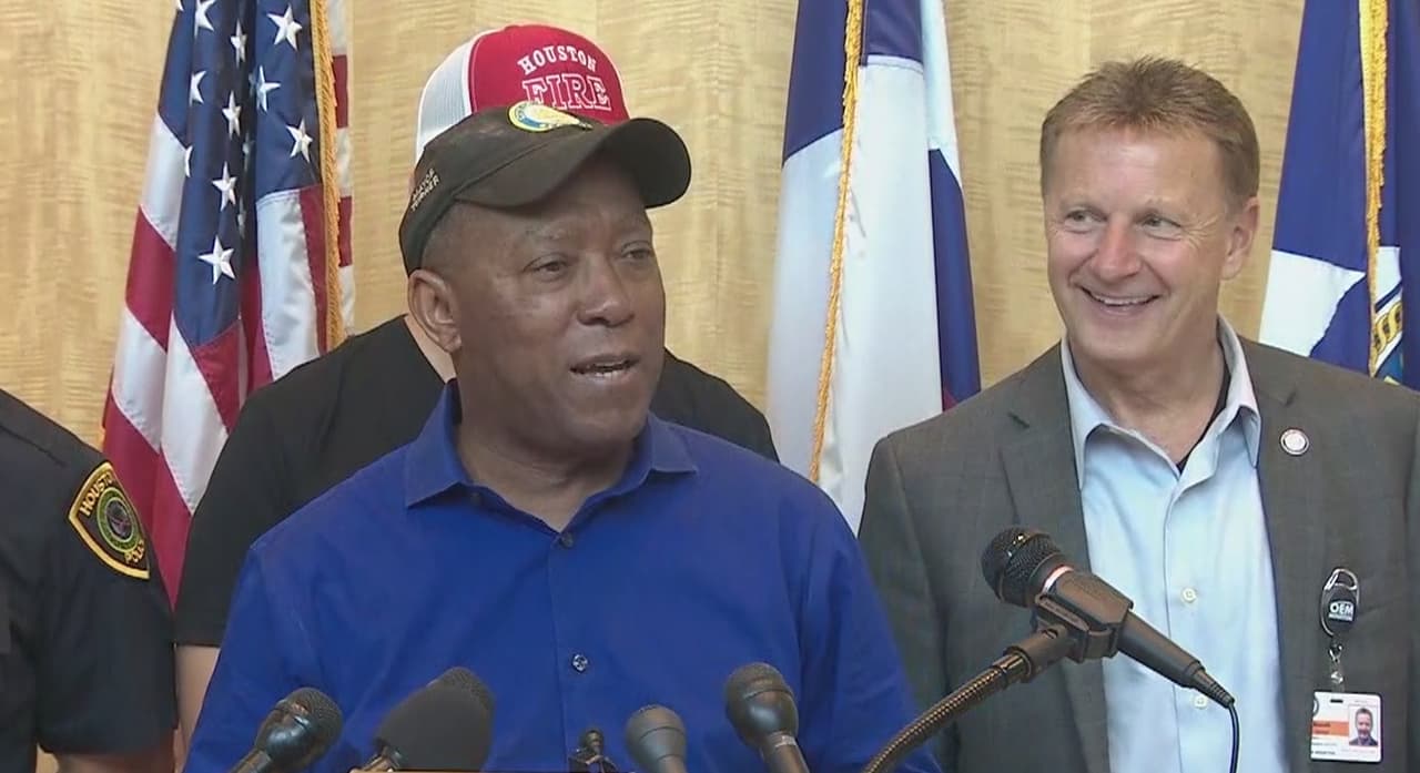 “Lo peor de las lluvias ya pasó, pero continúa el peligro en las calles”: autoridades en Houston sobre las inundaciones