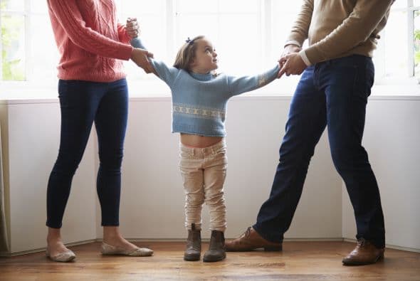 Por lo regular, el juez ordena que los menores vivan en el mismo condado donde se están divorciando y viven sus padres, para que los dos puedan ver por ellos.