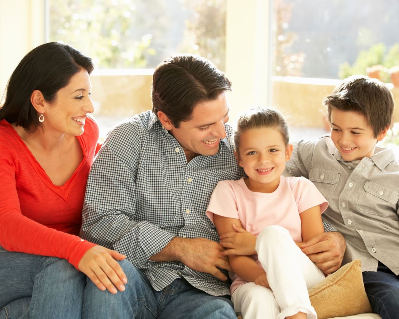 2. Haz un plan de seguridad ante un desastre como un terremoto. Debes tener claro cómo te comunicarás con los tuyos en caso de emergencia. Pregúntate: ¿dónde te reunirás con tu familia?, ¿cómo llegarás al trabajo?, ¿sabes dar resucitación cardiopulmonar o utilizar un extintor de incendios?