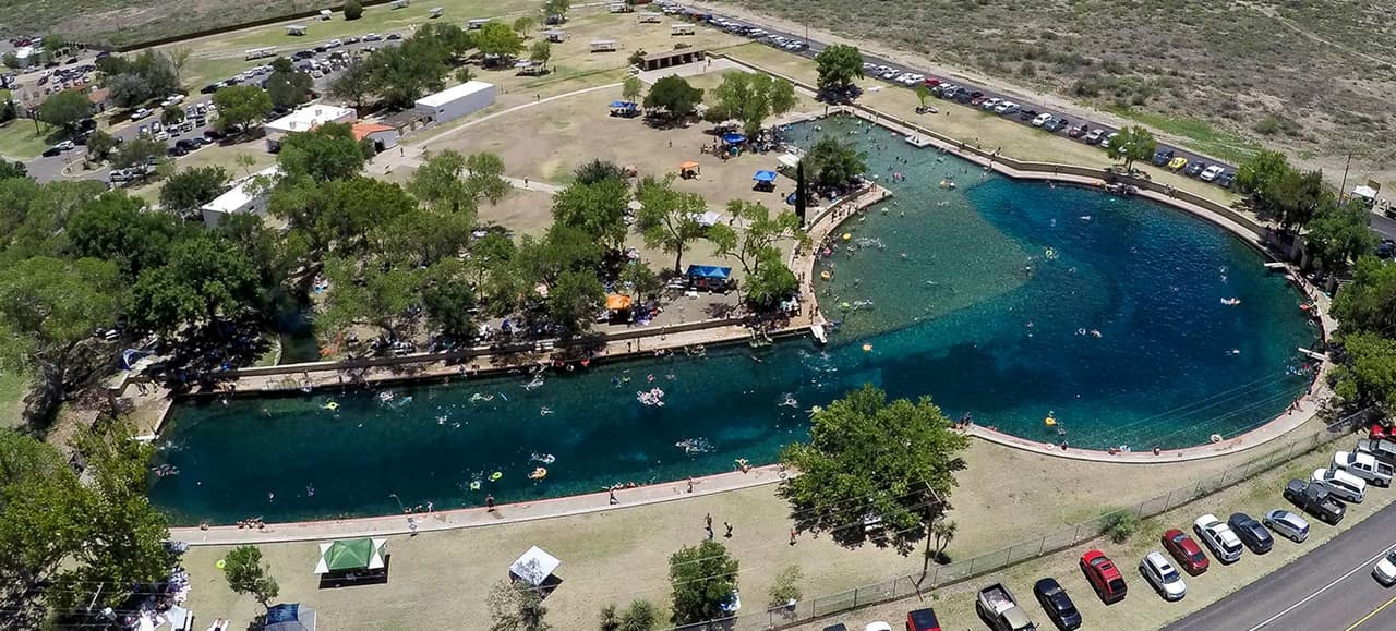El Parque Estatal Balmorhea está ubicado en el oeste de Texas en la Interestatal 10 entre Van Horn y Fort Stockton, cerca de las Montañas Davis.La piscina está aproximadamente a una hora al norte de Marfa o cinco horas al oeste de San Antonio.