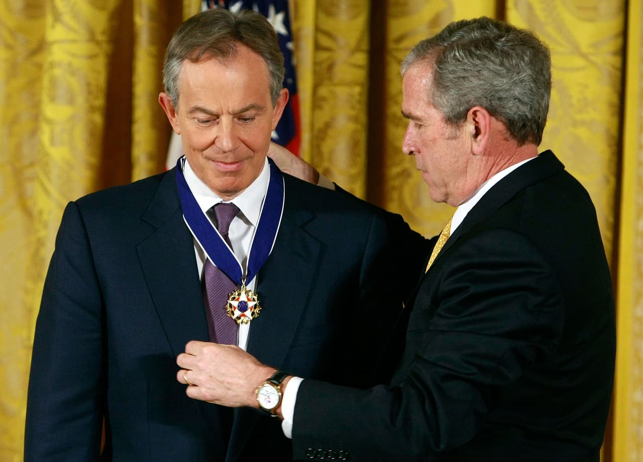 Tony Blair, primer Ministro británico entre 1997 y 2007, fue condecorado con la medalla de la libertad por el presidente George W. Bush en la Casa Blanca, en 2009. Como mandatario visitó la sede del Poder Ejecutivo de Estados Unidos en 2001, 2003, 2004, 2005, 2006, 2007 durante la era Bush, y a finales de la administración Clinton en 1999 y 1998. Su asociación con Bush para iniciar la guerra en Irak le costó al laborista la gran popularidad de la que gozaba entre los británicos.