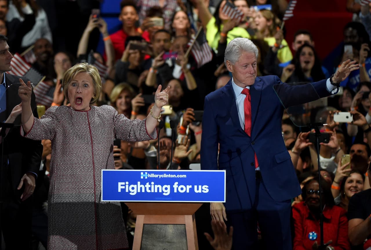 Hillary Clinton usando la chamarra de 12 mil dólares de Armani en Nueva York.