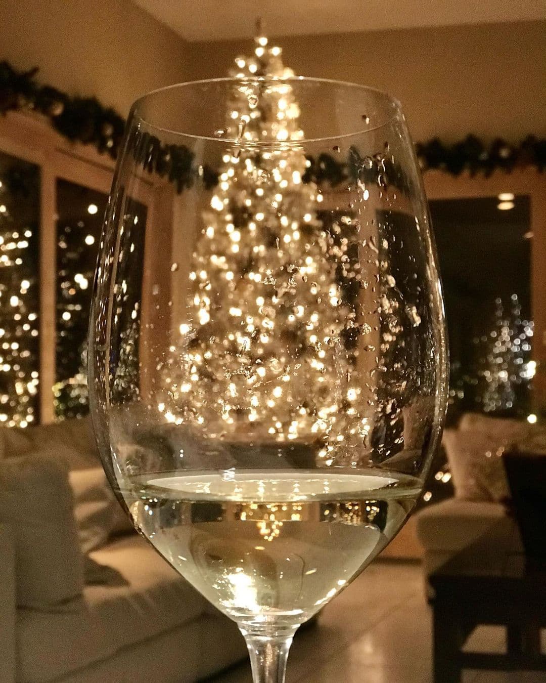 Lili se ha reservado cómo quedó completamente la decoración navideña, apenas nos ha dado unas pistas, como esta en la que se ve al fondo el pino repleto de luces blancas.