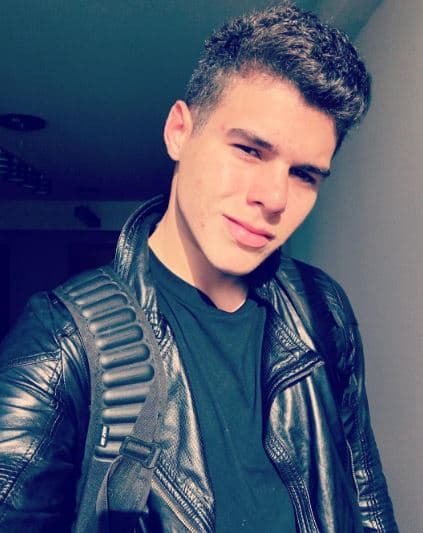 Tienes que ver a Zabdiel en la webserie 
<a href="http://www.univision.com/shows/la-banda/cnco-evolution" target="_blank"><b>CNCO Evolution </b></a>aquí en 
<a href="http://www.univision.com/shows/la-banda" target="_blank"><b>LaBandaOficial.com </b></a>