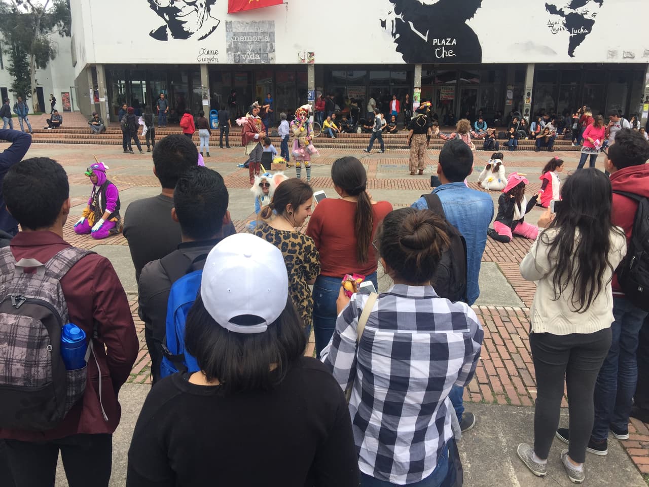 "Comenzamos a disfrutar trabajando en diferentes medios, no solo en el teatro, que es de donde venimos, sino en otros medios. Estamos usando mucho plataformas digitales y artes plásticas; principalmente la instalación y el performance en diferentes espacios públicos", dijeron los comediantes.