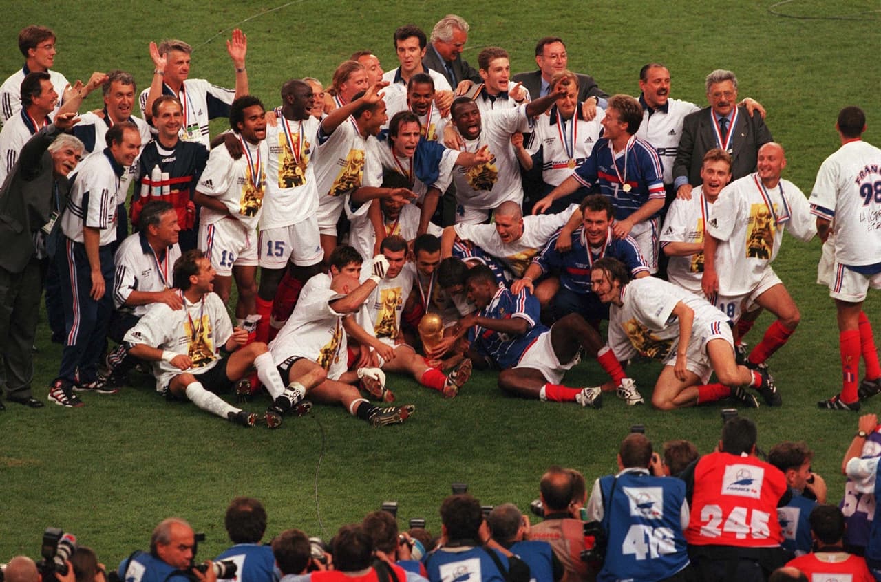 FRANCE - JULY 12: WM FRANCE 98, FINALE, Paris; BRASILIEN - FRANKREICH 0:3 (BRA - FRA); FRANKREICH FUSSBALLWELTMEISTER 1998; JUBEL TEAM FRA mit WM Pokal - FRANKREICH FUSSBALLWELTMEISTER 1998 (Photo by Mark Sandten/Bongarts/Getty Images)