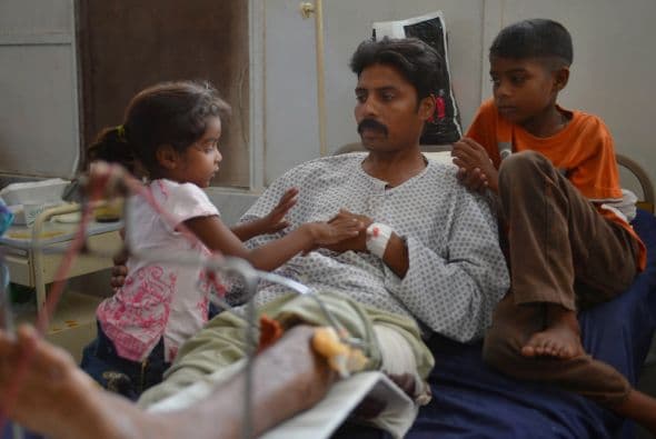 Pakistán amaneció conmocionado por la peor matanza cometida por los talibanes contra la comunidad cristiana, que costó la vida a más de ochenta personas y pone en jaque la estrategia de diálogo del Gobierno con los radicales. El último recuento ha elevado a 82 el número de fallecidos, que aún puede subir dado el estado crítico de varios de los más de 140 heridos ingresados en hospitales de la localidad noroccidental de Pesháwar, en una de cuyas iglesias se produjo la masacre. "No teníamos palabras ante el horror que teníamos delante", explicó hoy a Efe el director de la Liga Interconfesional de Pakistán (APIL), el cristiano Sayid Ishaq, quien visitó ayer junto a diversas autoridades regionales a las víctimas hospitalizadas. "No es solo un atentado contra nuestra minoría, sino también contra la humanidad de este país", dijo Ishaq, quien calificó la situación tras el ataque "como la peor sufrida hasta ahora por los cristianos paquistaníes".