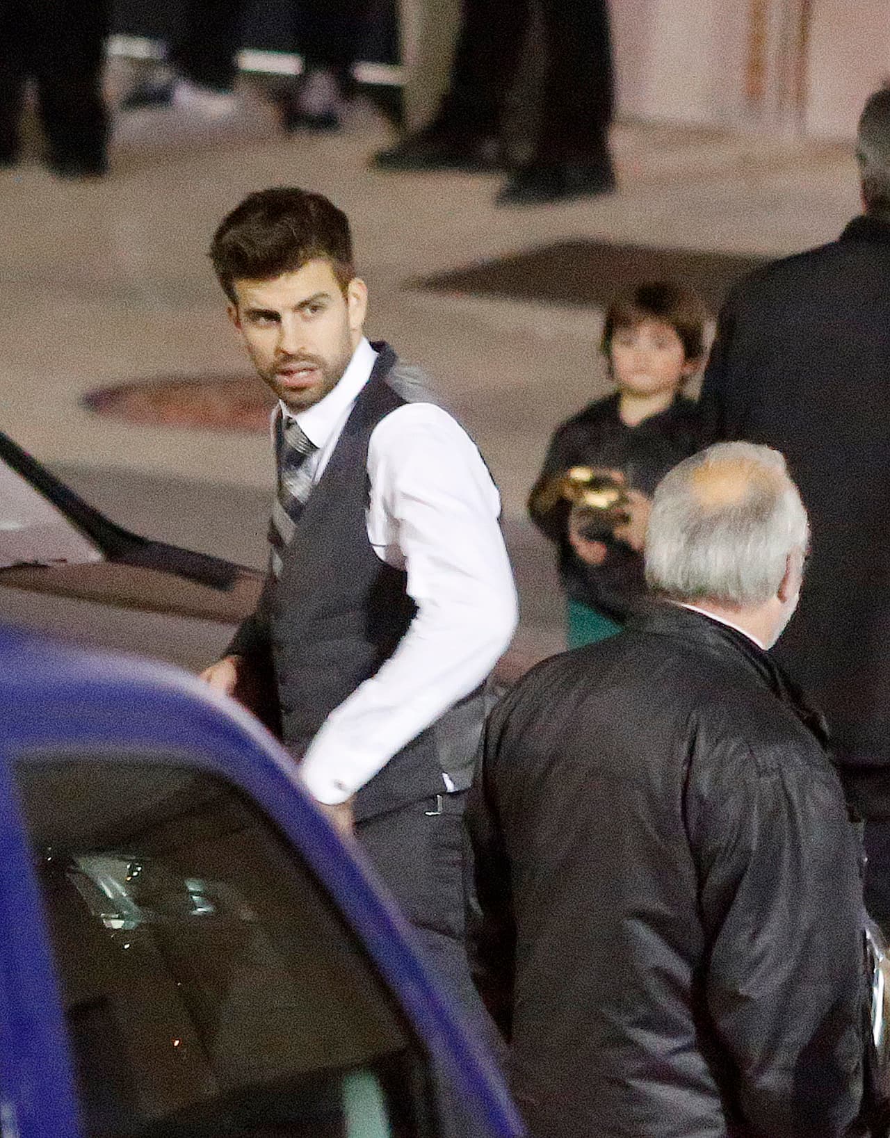 Shakira y sus hijos saliendo de la gala de Los 40 en Barcelona.