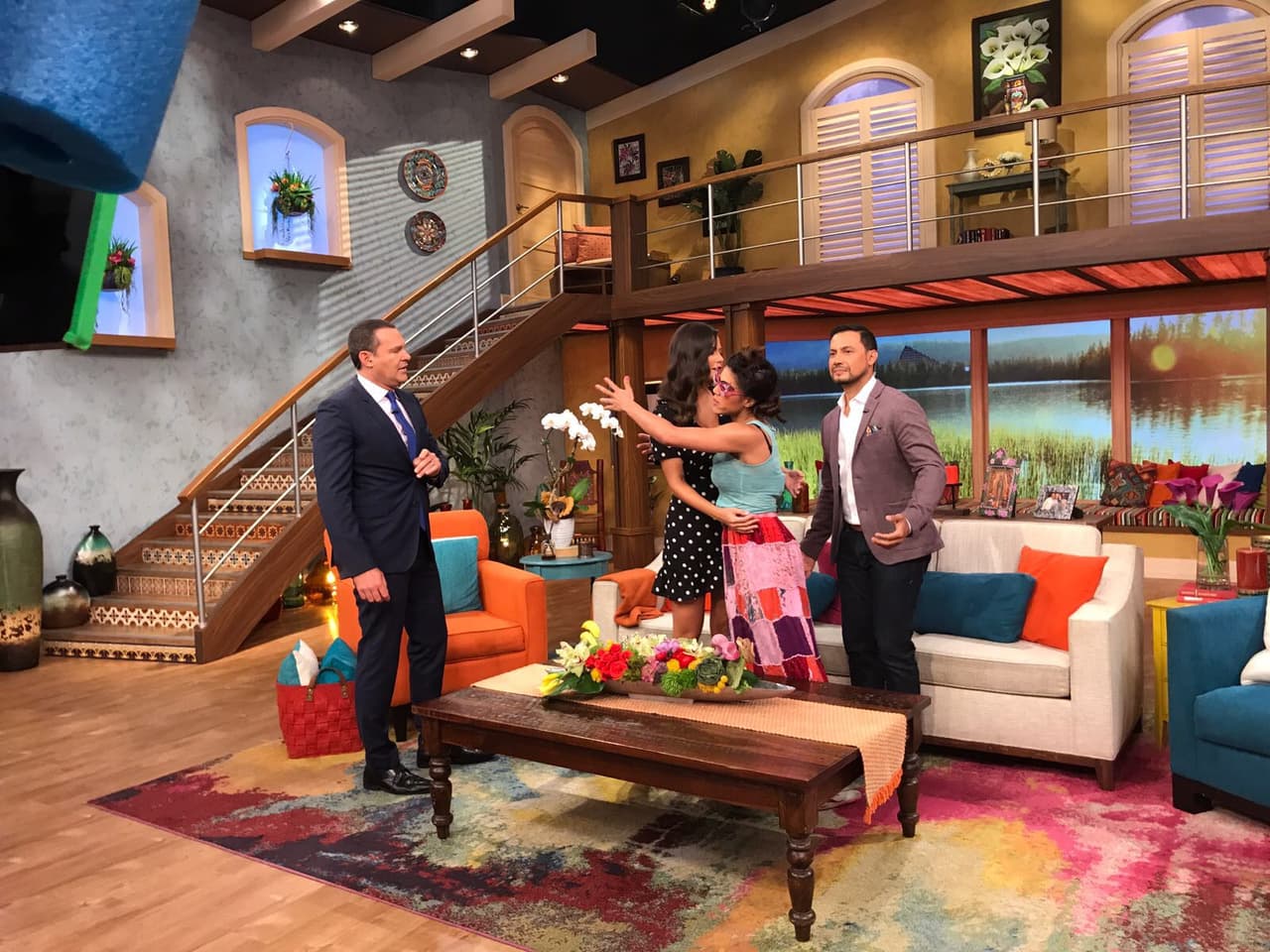 Mela se despidió de todos y prometió volver con una gran noticia.