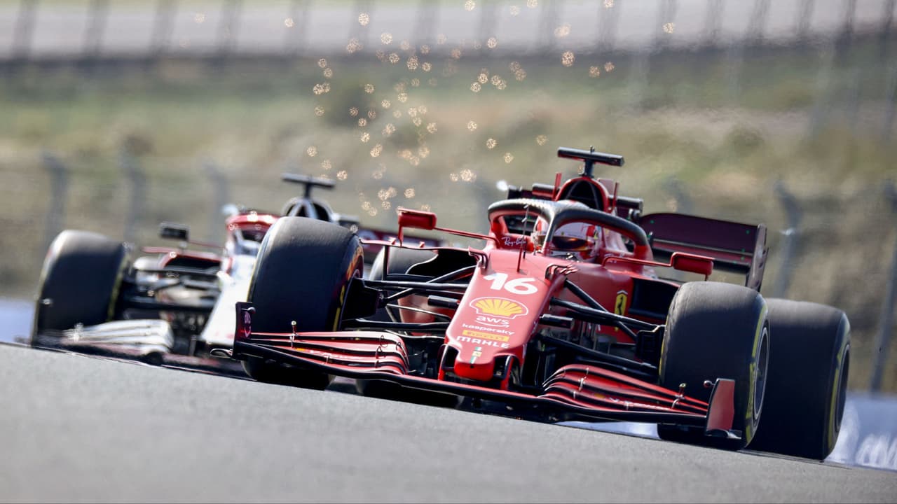 Ferrari dominó las Prácticas Libres, Checo quedó en el lugar 12