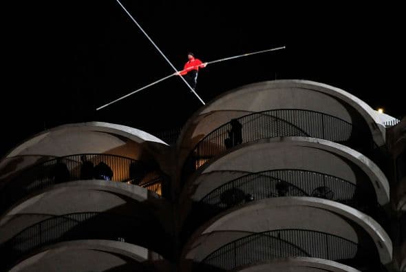 Minutos más tarde, Wallenda regresó a la azotea del Marina West.