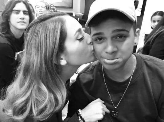 Quienes esperaban el beso de ella con Fabyán, acá tienen una muestra.