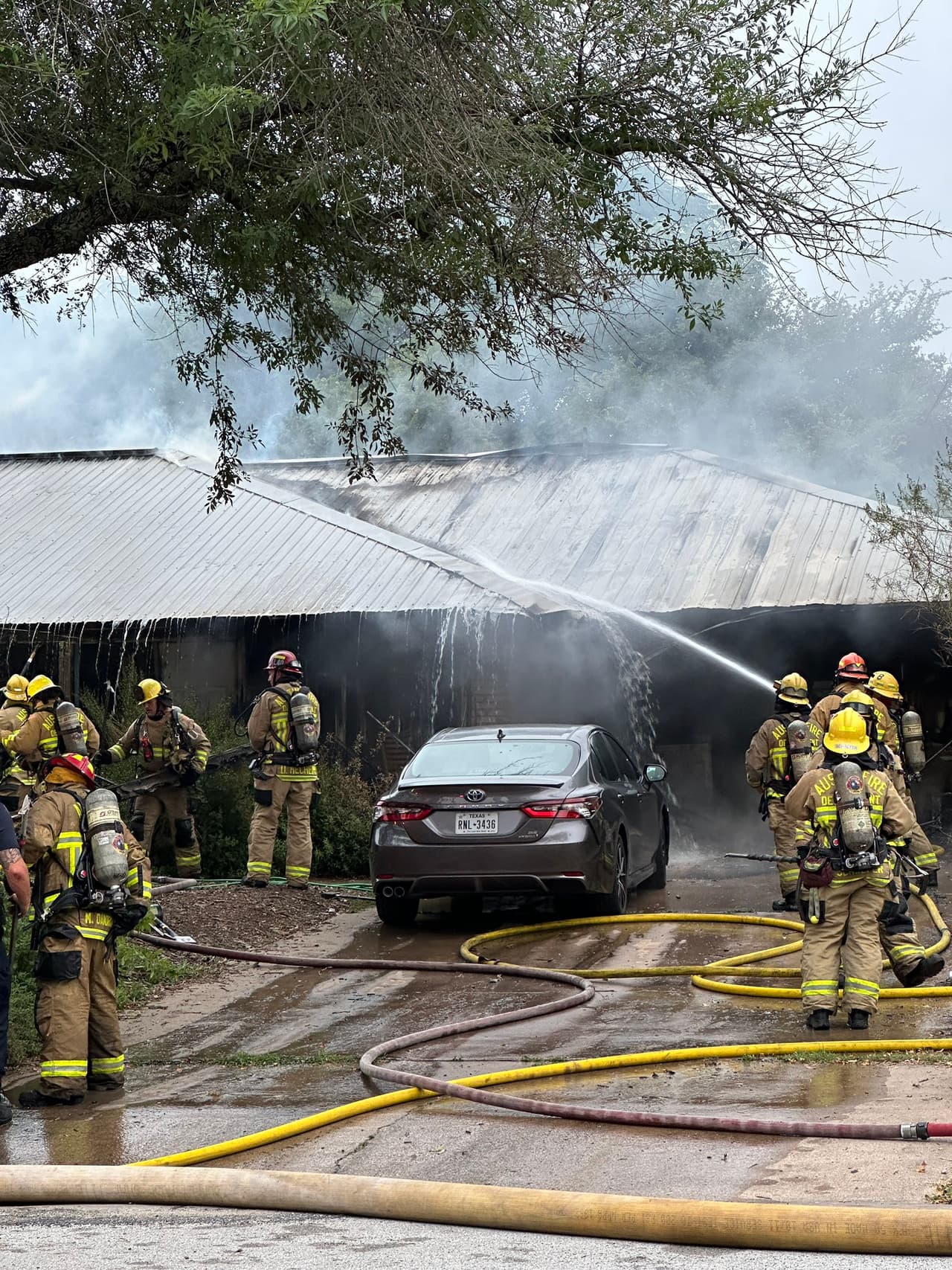 Según Bomberos de Austin en la casa no se encontraba ninguna persona al momento del siniestro.