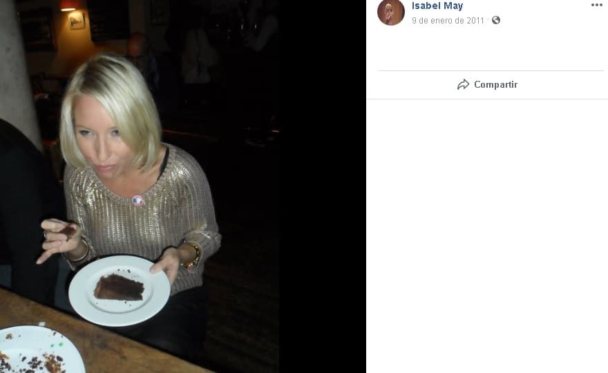 May se define en esa red social como 
<b><a href="https://www.univision.com/famosos/un-jugador-de-hockey-y-estratega-de-la-marca-burberry-lo-deja-todo-por-meghan-markle-y-el-principe-harry-fotos" target="_blank">consultora de comunicaciones estratégicas</a></b> para los sectores de moda, entretenimiento, lujo y estilo de vida.
<br>