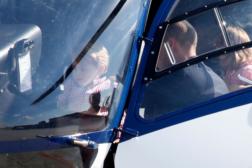 Al ver que a su hijo le gustan estas aeronaves, el príncipe William lo ha sentado en la silla de los pilotos.
<br>