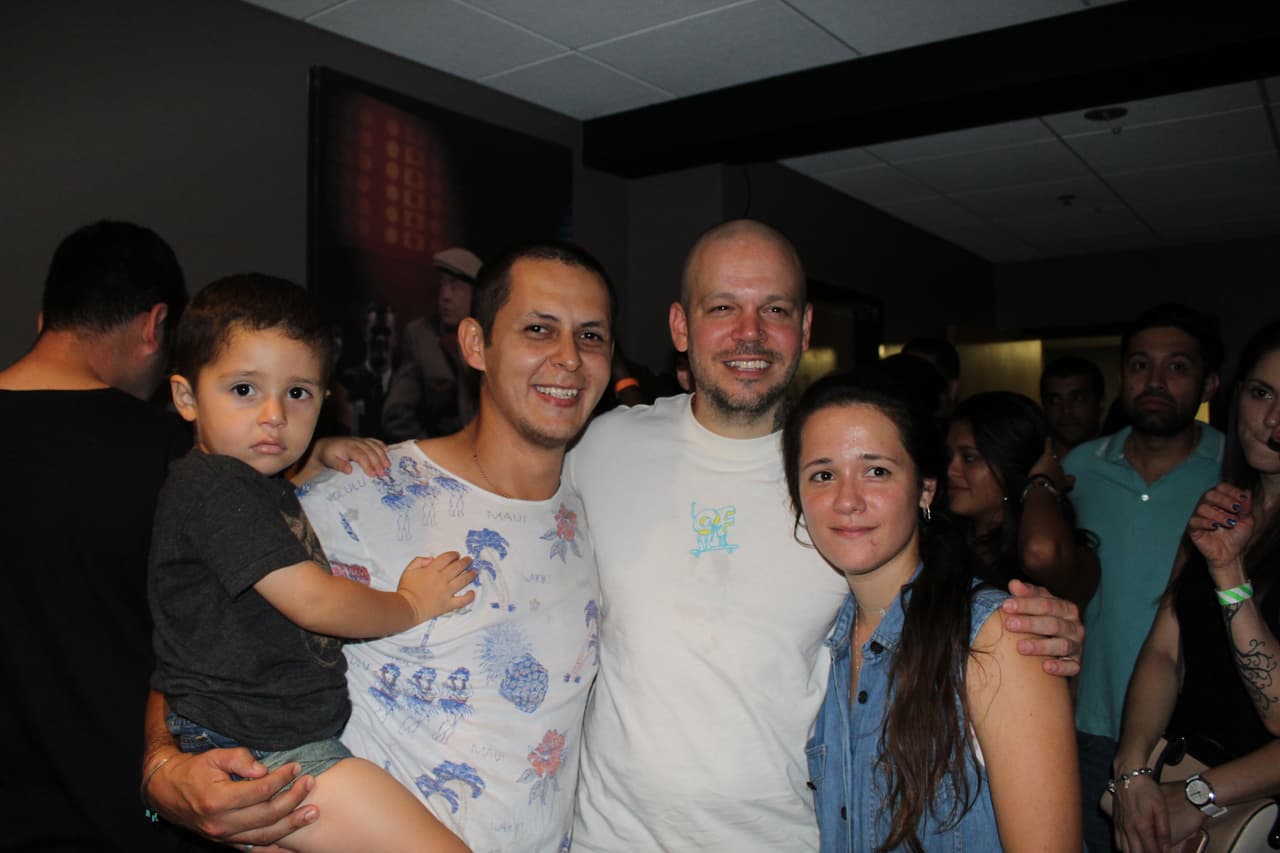 Residente con la familia Cuervo, ganadores del 'meet and greet' de Uforia Music.