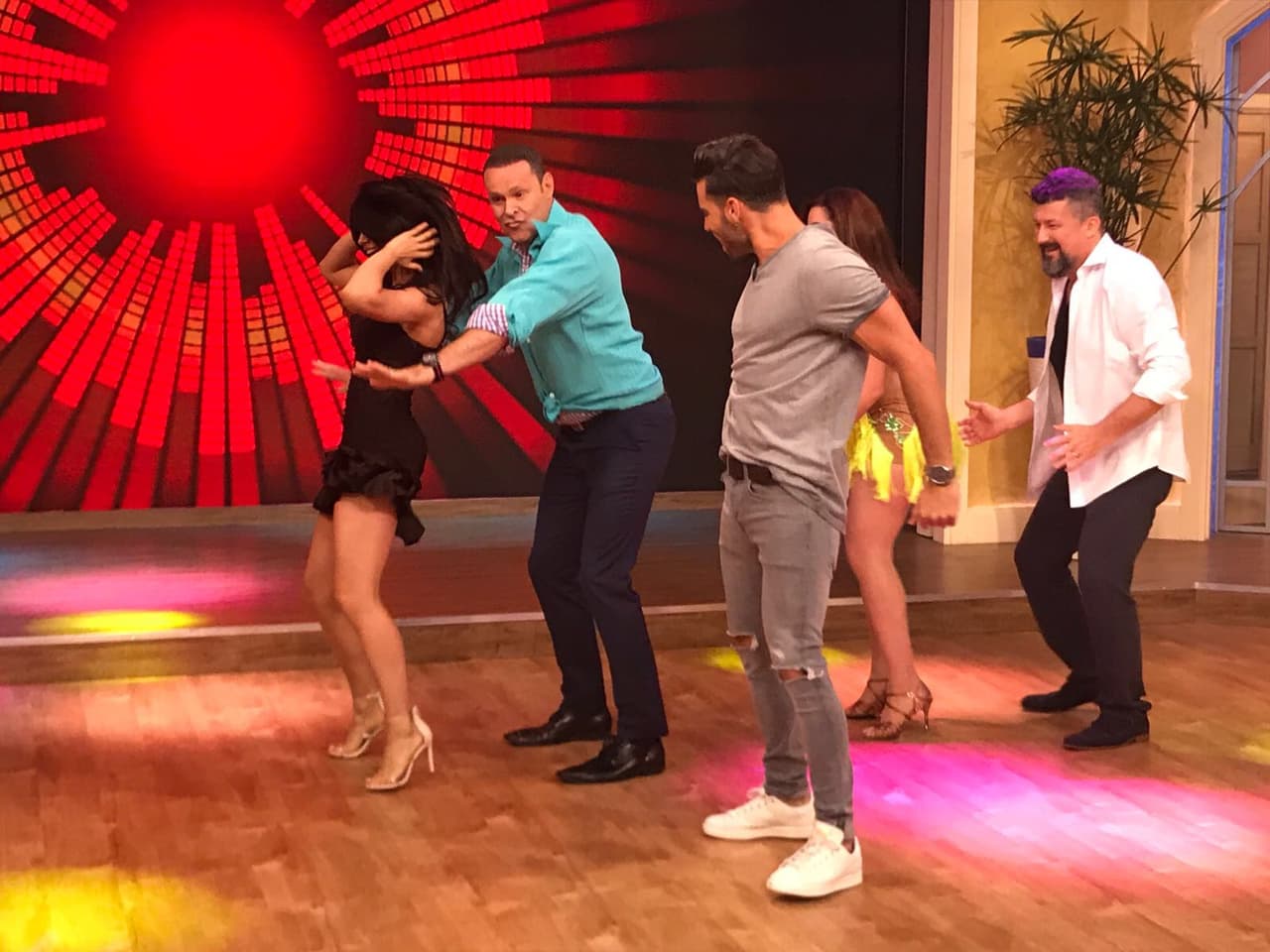 El conductor aprendió algunos pasos de salsa y también se divirtió bailando merengue.