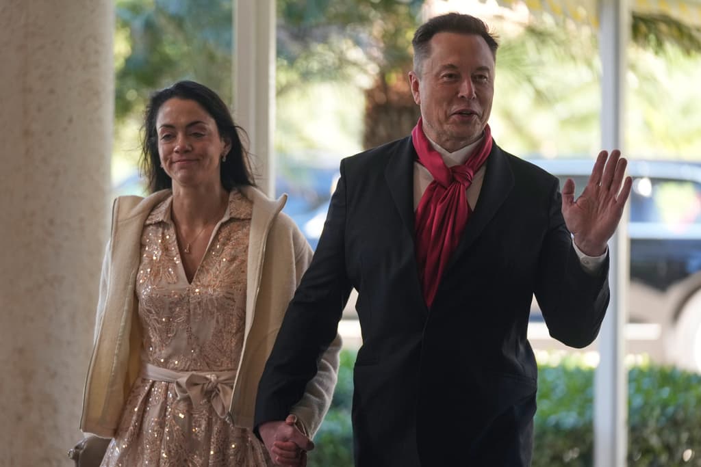 El empresario multimillonario 
<b>Elon Musk asistió a la boda de la mano de la inversora Shivon Zillis</b>, con quien tiene cuatro hijos y muy pocas veces es visto en público.