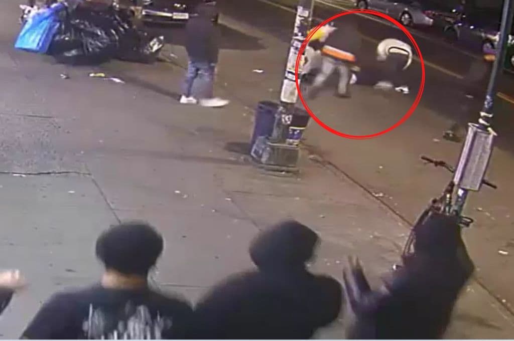 Imágenes impactantes: atacan a hombre mientras caminaba por las calles de NY