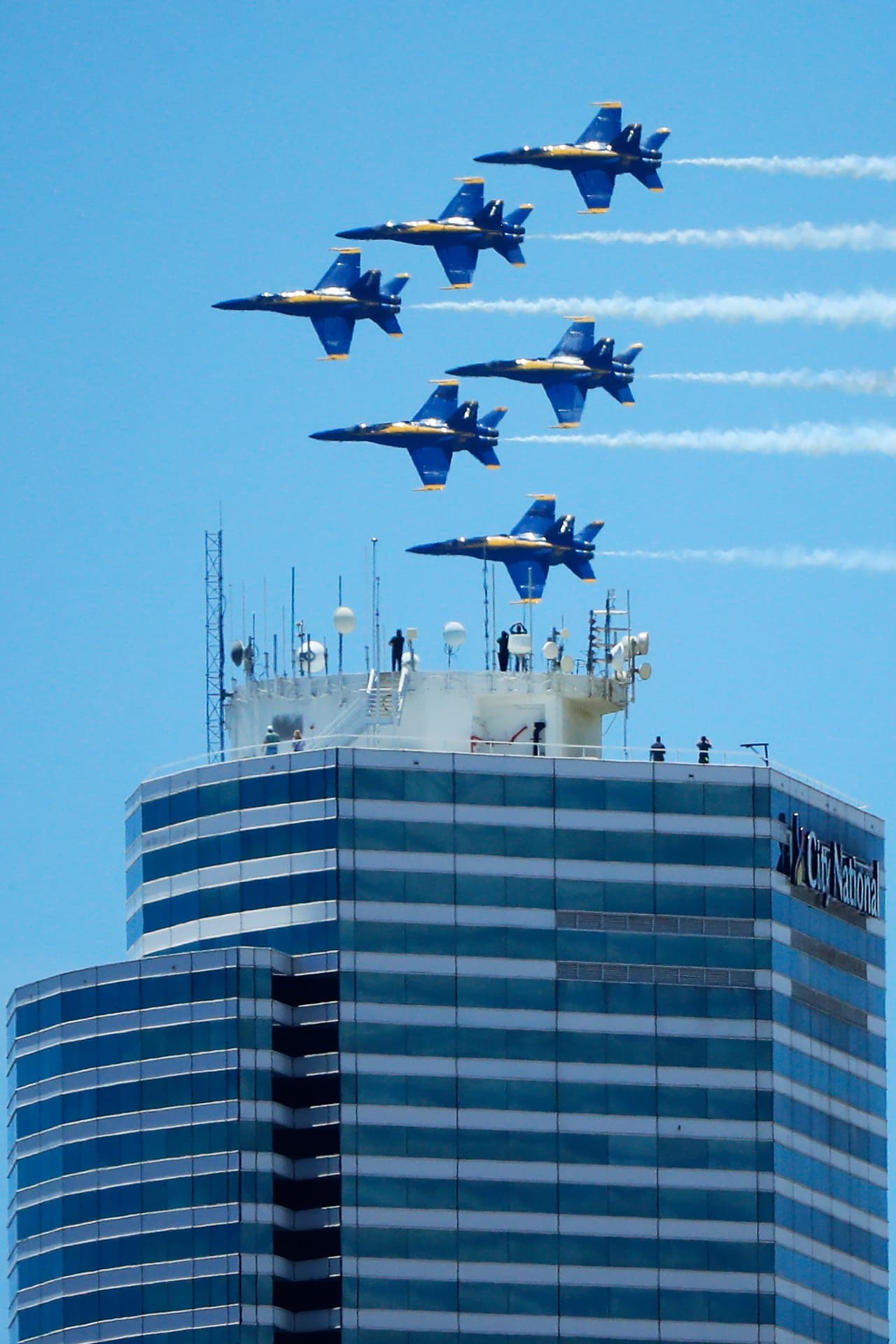 En esta imagen se puede ver a las personas en la azotea de uno de las torres del Downtown de Miami, disfrutando del espectáculo.