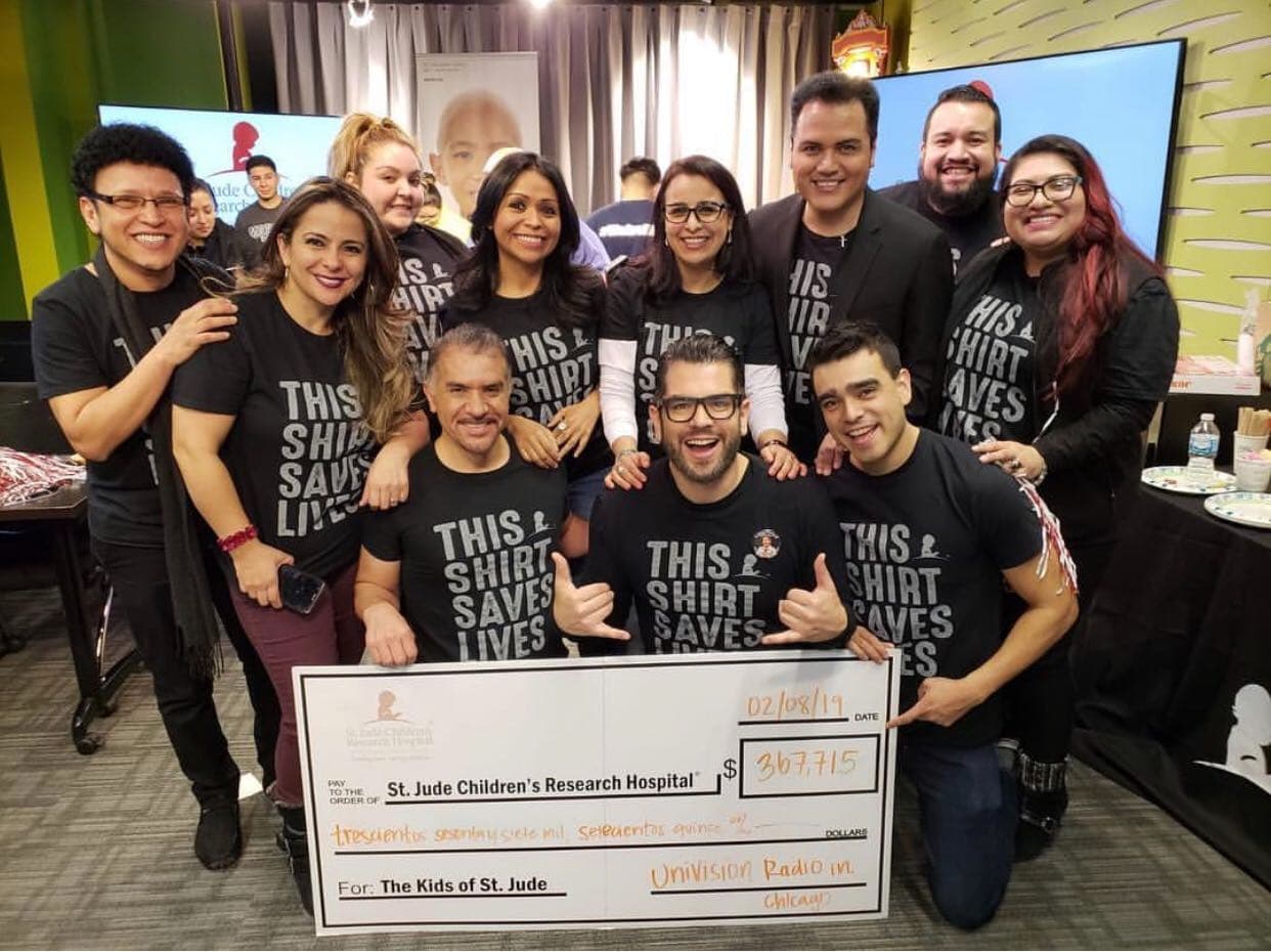Mientras
<b>Chicago logró reunir $367,715</b>. Todos nos pusimos la camiseta y nos unimos al movimiento
<b>#ThisShirtSavesLives</b>