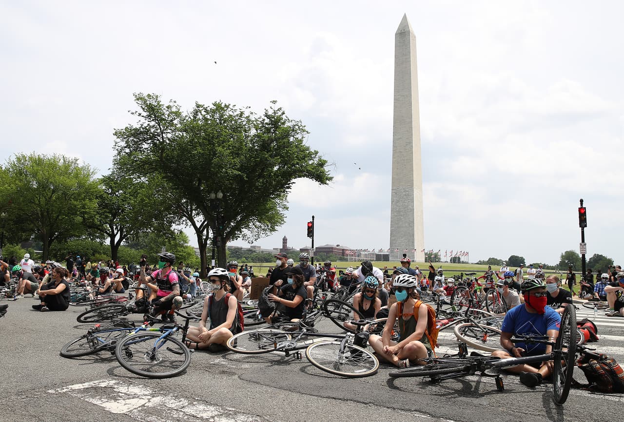 Un grupo de ciclistas se detuvo frente al monumento a George Washington. Allí se arrodillaron para protestar contra la brutalidad policial y el racismo.
<br>