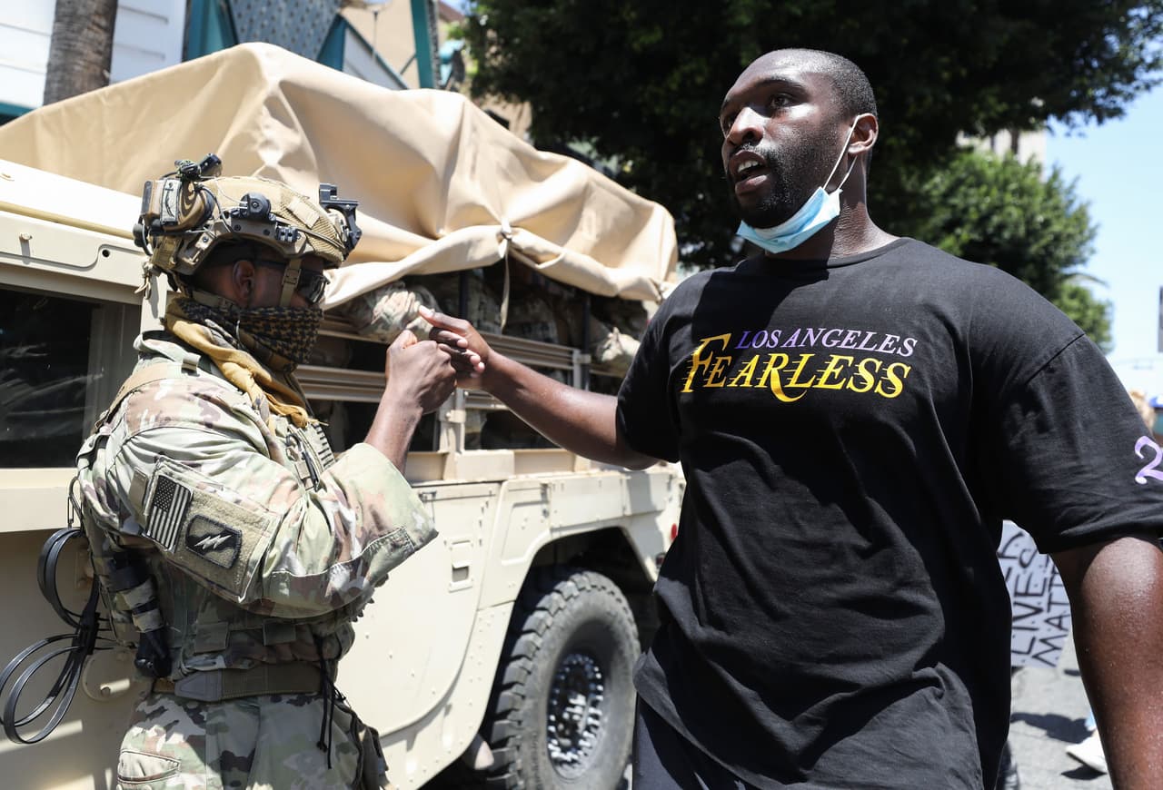 Las manifestaciones también piden respeto, y regulación de conducta de oficiales de policía y abolición de brutalidad policial.
