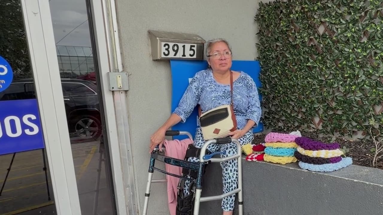 “Me siento muy sola”: mujer lucha por sobrevivir tras sufrir fracturas en la columna