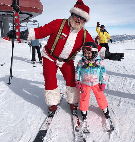 Días previos a la llegada de la Navidad, la hija menor de Eugenio Derbez, sorprendió a todos con su gran habilidad para esquiar y tener un divertido encuentro con Papá Noel.
<br>